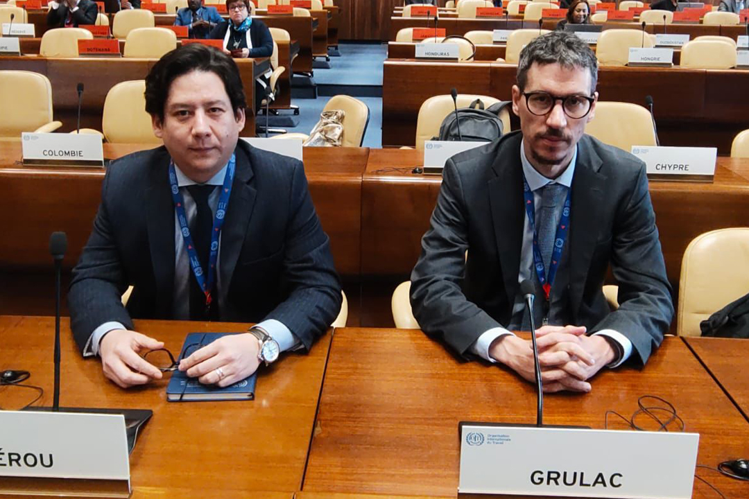 De izquierda a derecha : Primer Secretario Luis Vela y Ministro Consejero Bernardo Roca-Rey